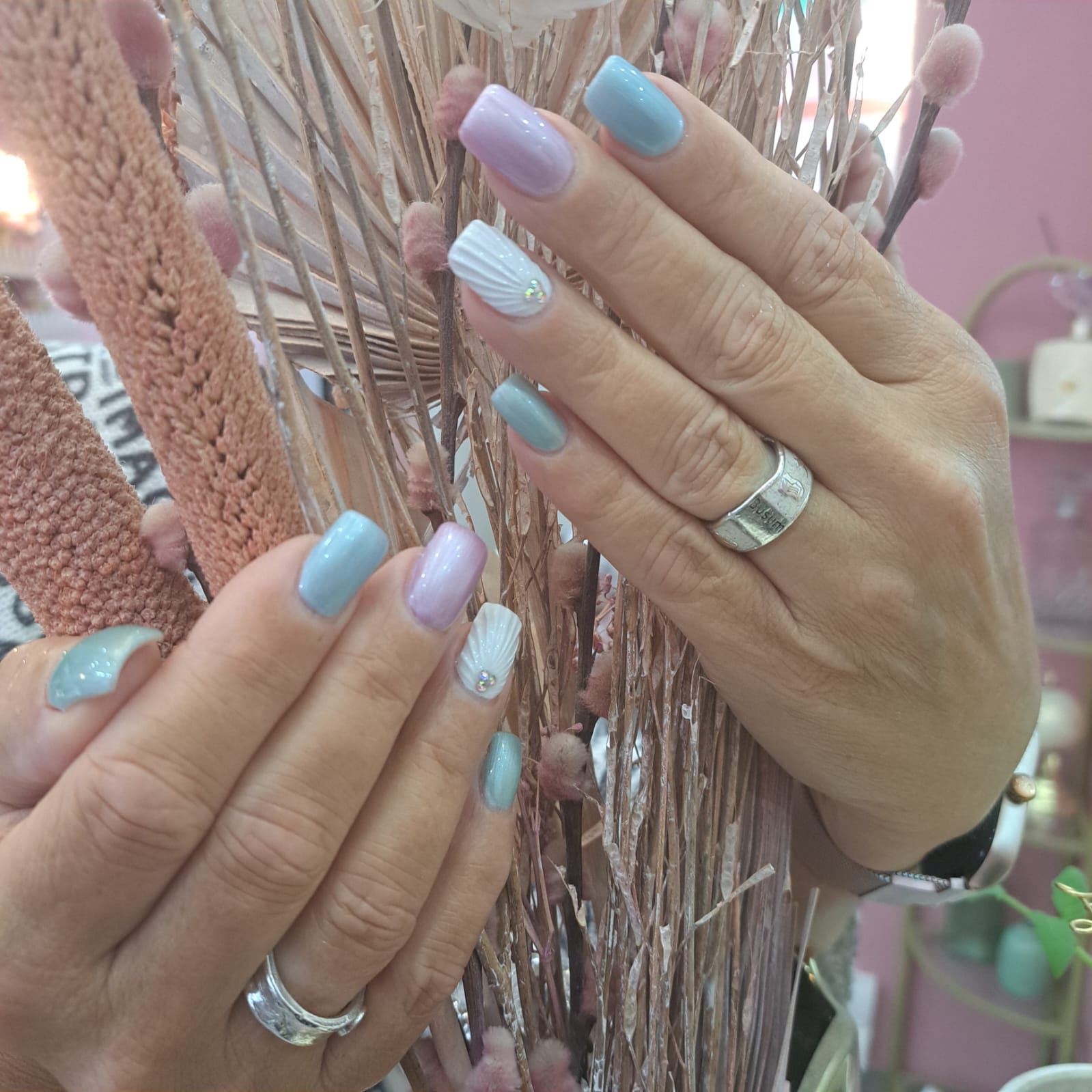 Pastellfarbenes Nageldesign mit 3D-Muschel-Applikation