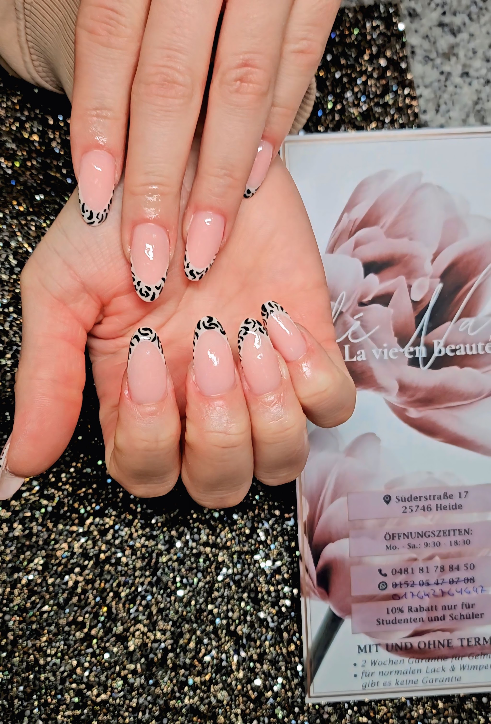 Nageldesign in Nude mit schwarzem Animal-Print