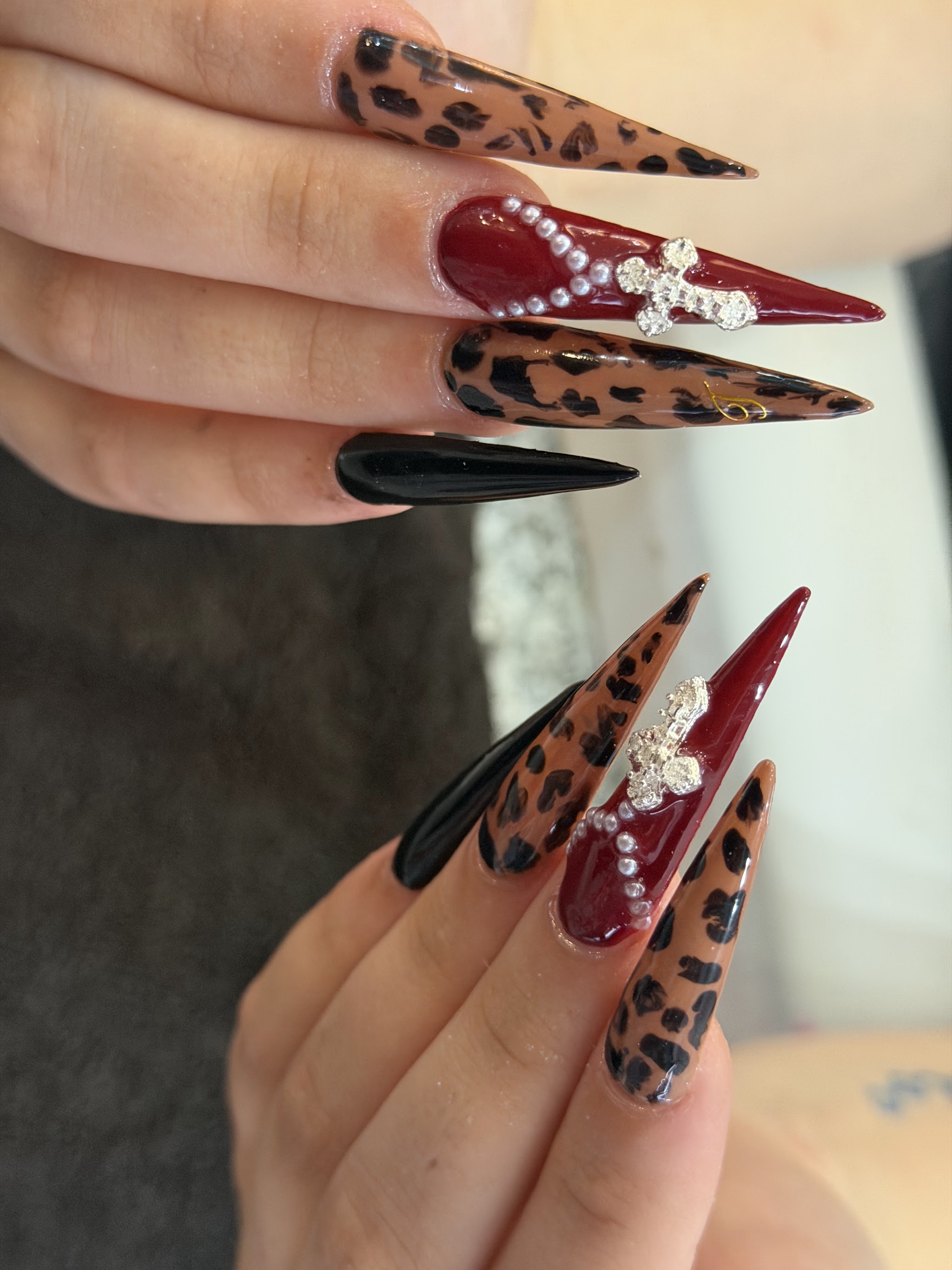Nageldesign mit Leoparden-Muster und Strass-Applikation