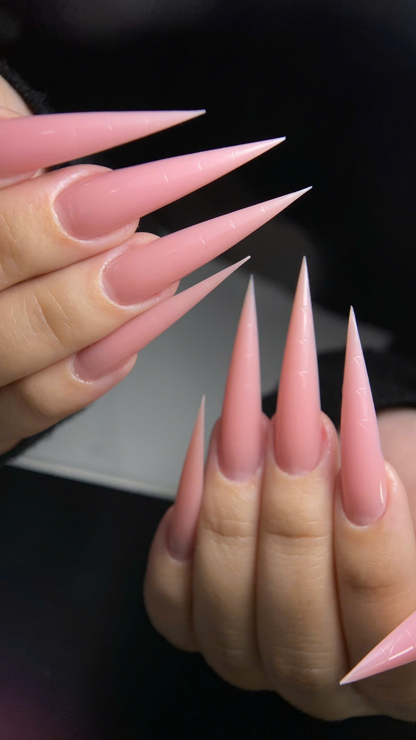 Lange Stiletto-Nägel in Nude und Rosa
