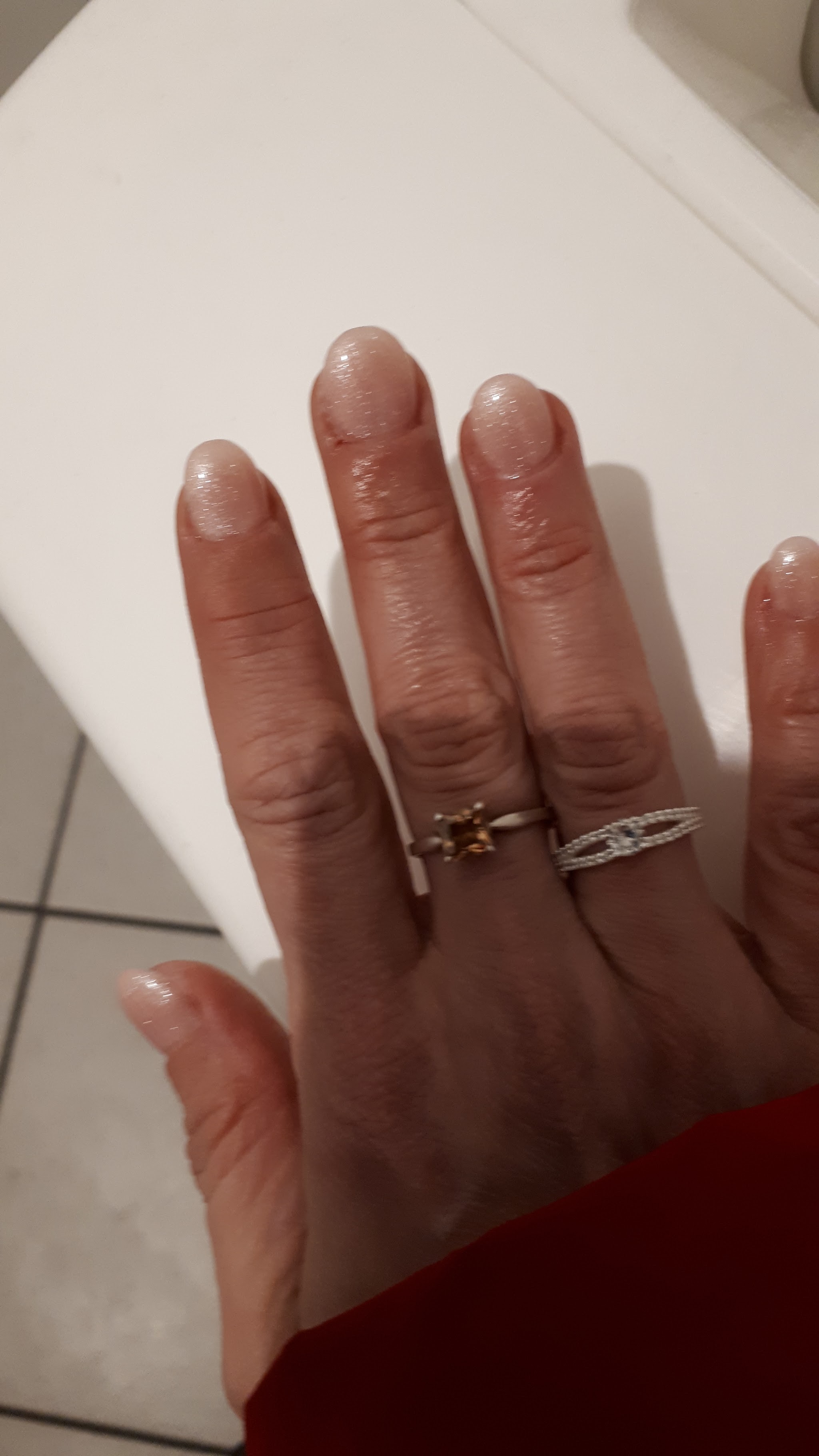 Natürliches, kurzes Nageldesign in Glanzoptik